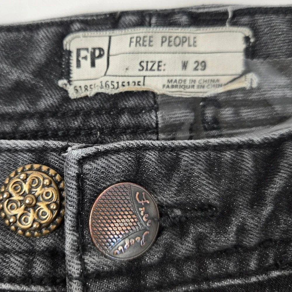 Free People Distressed Black Wash Denim Jeans Ripped Knee Ankle 29x25 Crop 2000s